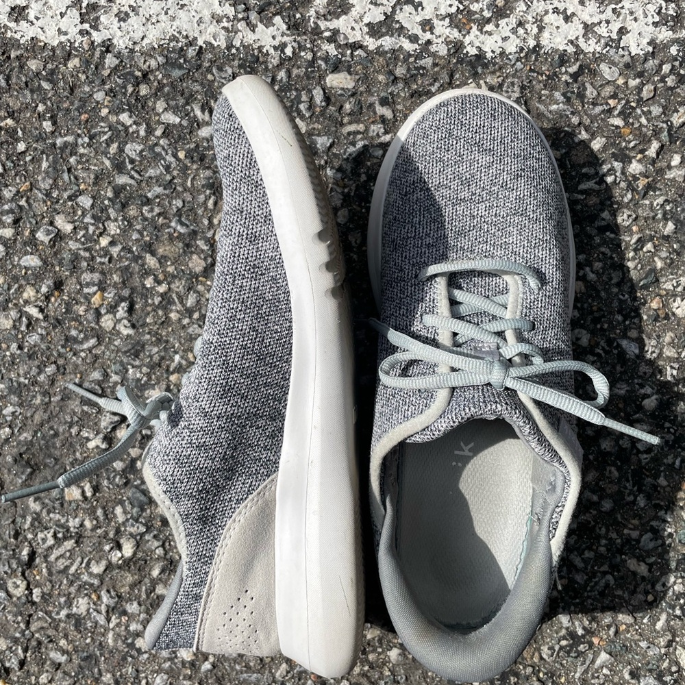 Women’s gray/white speckled Kizik Sneakers